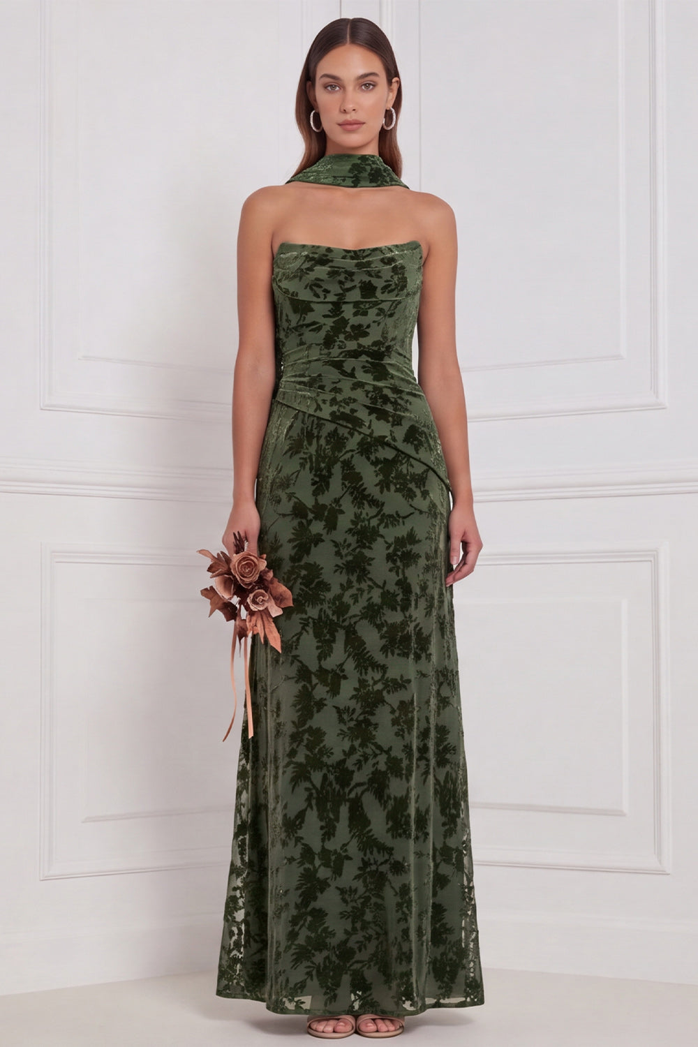 Vestido largo de dama de honor de terciopelo quemado, sin tirantes, fruncido, negro, con bufanda para el cuello