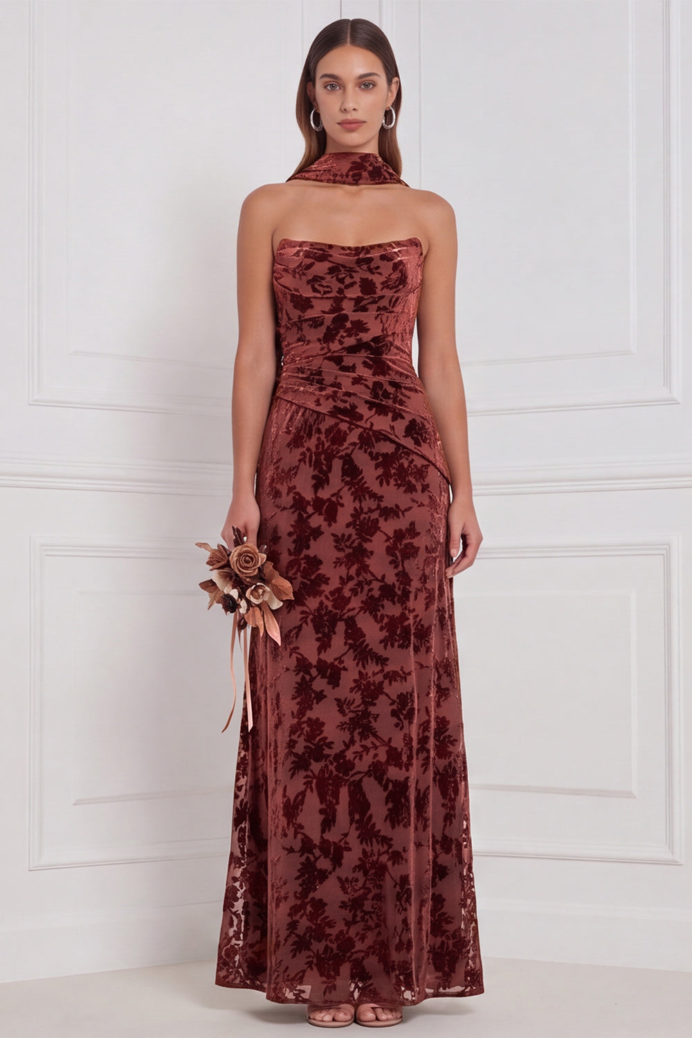Vestido largo de dama de honor de terciopelo quemado, sin tirantes, fruncido, negro, con bufanda para el cuello