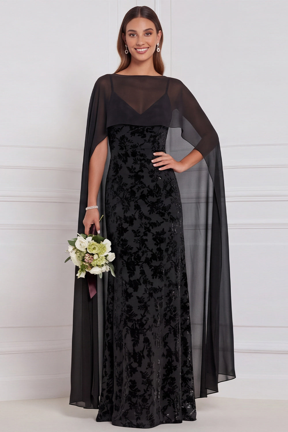 Robe de demoiselle d'honneur longue noire en velours dévoré, fourreau, col en V, avec cape