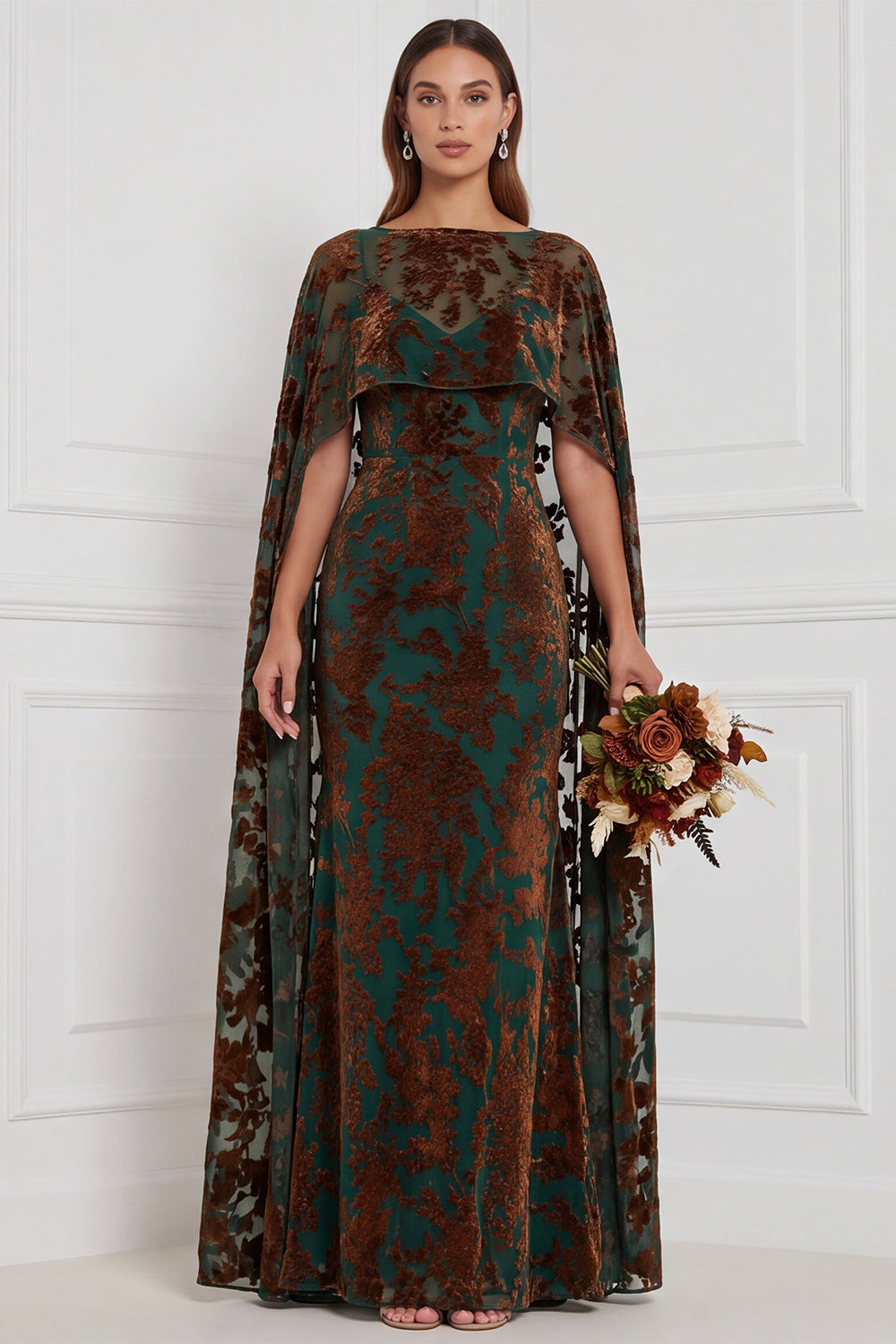 Robe de demoiselle d'honneur longue noire en velours dévoré, fourreau, col en V, avec cape
