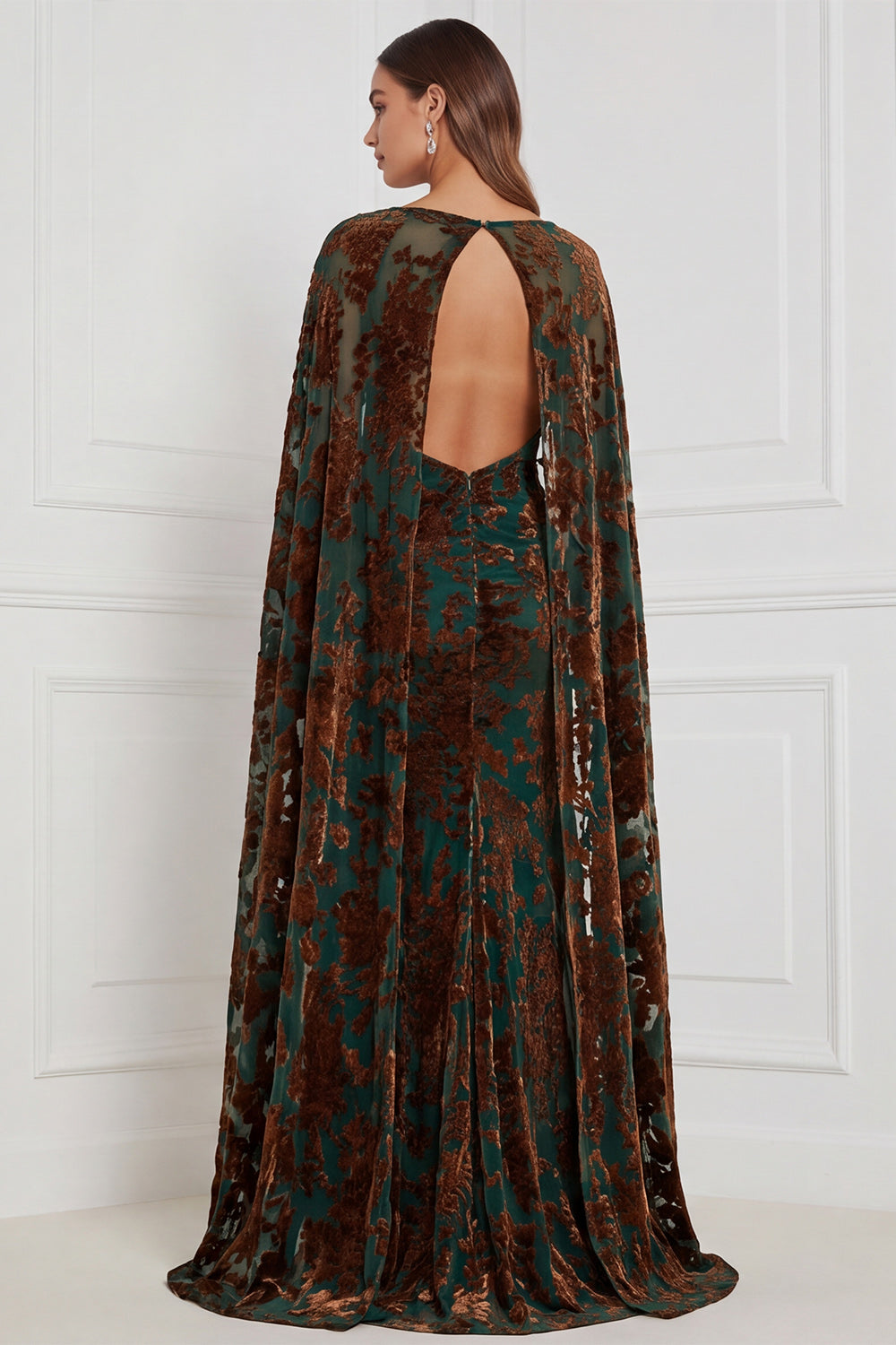 Robe de demoiselle d'honneur longue noire en velours dévoré, fourreau, col en V, avec cape