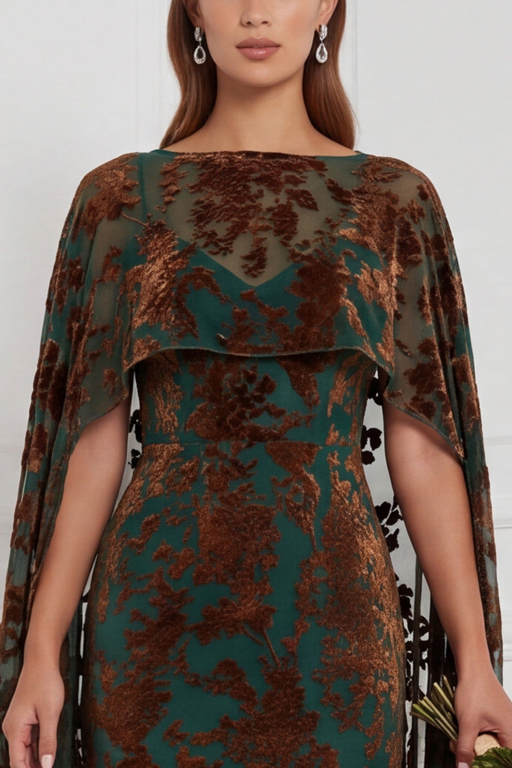 Robe de demoiselle d'honneur longue noire en velours dévoré, fourreau, col en V, avec cape