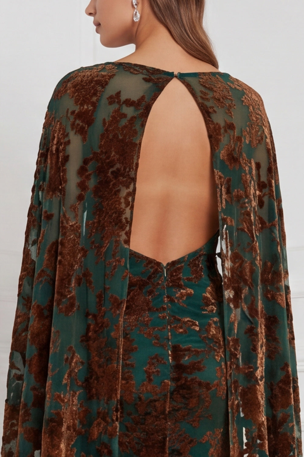 Robe de demoiselle d'honneur longue noire en velours dévoré, fourreau, col en V, avec cape