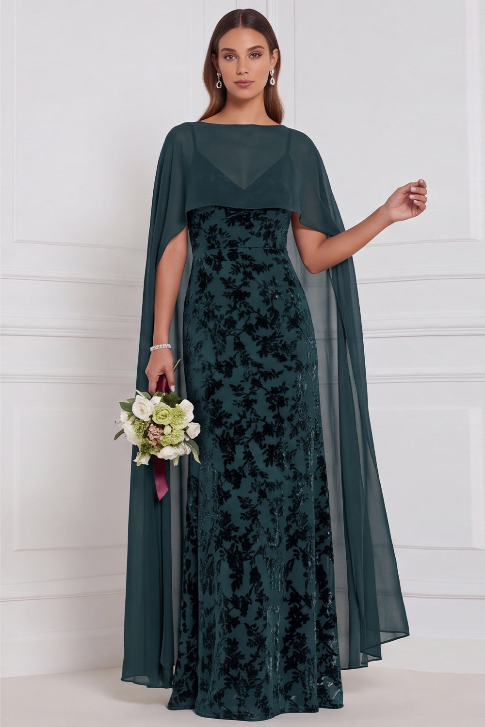 Robe de demoiselle d'honneur longue noire en velours dévoré, fourreau, col en V, avec cape