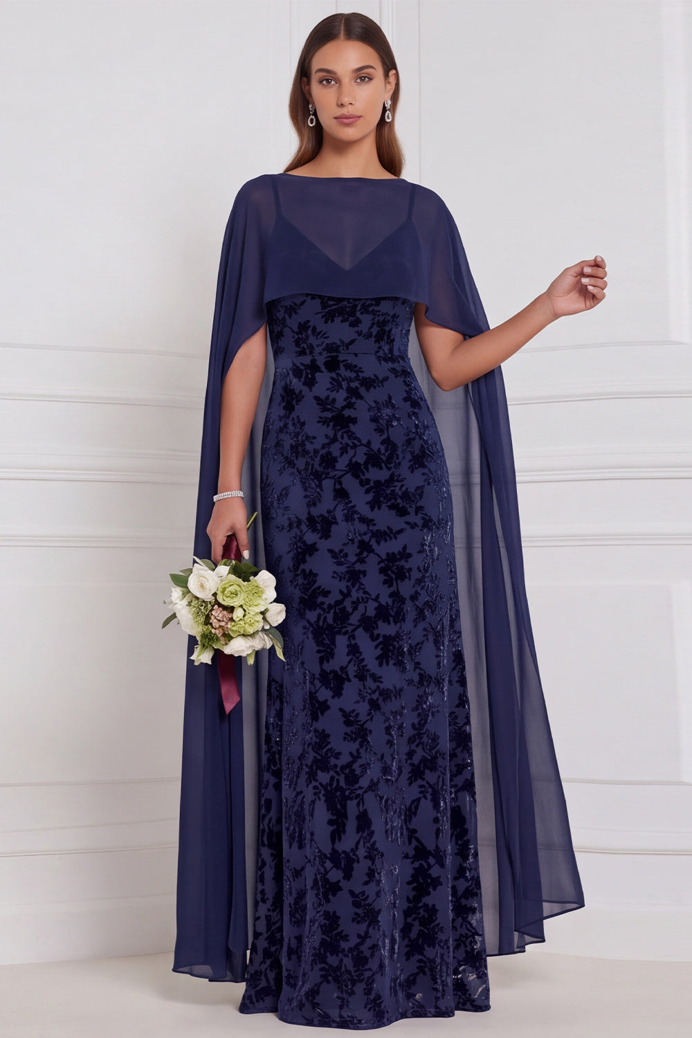 Robe de demoiselle d'honneur longue noire en velours dévoré, fourreau, col en V, avec cape