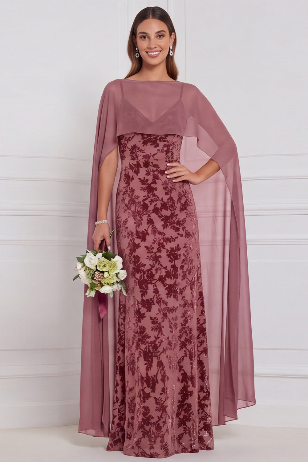 Robe de demoiselle d'honneur longue noire en velours dévoré, fourreau, col en V, avec cape