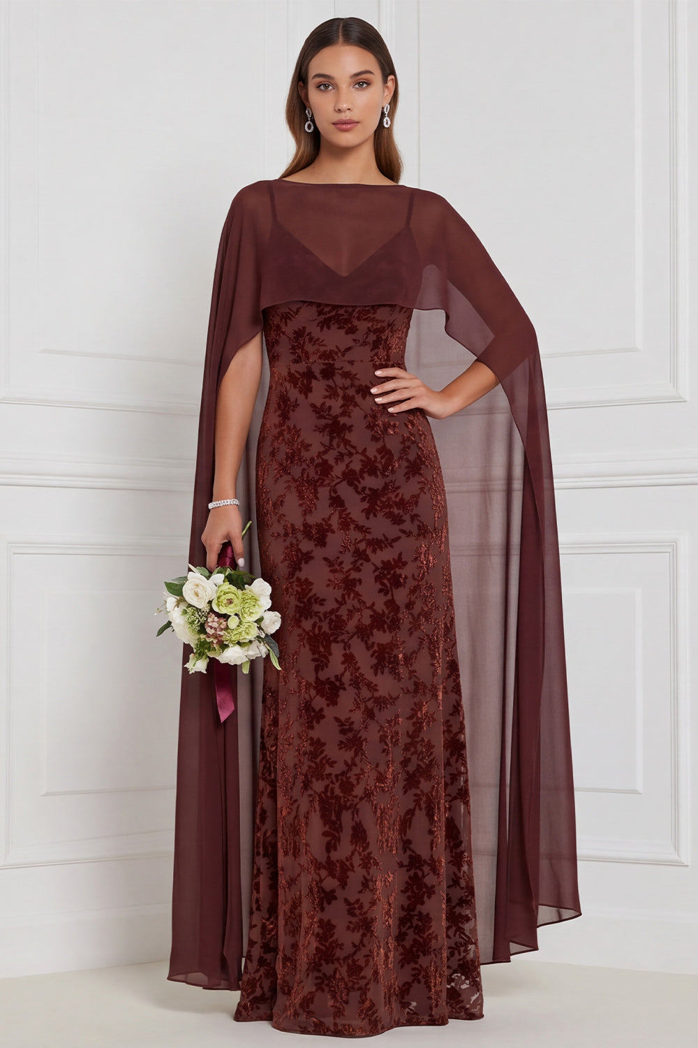 Robe de demoiselle d'honneur longue noire en velours dévoré, fourreau, col en V, avec cape