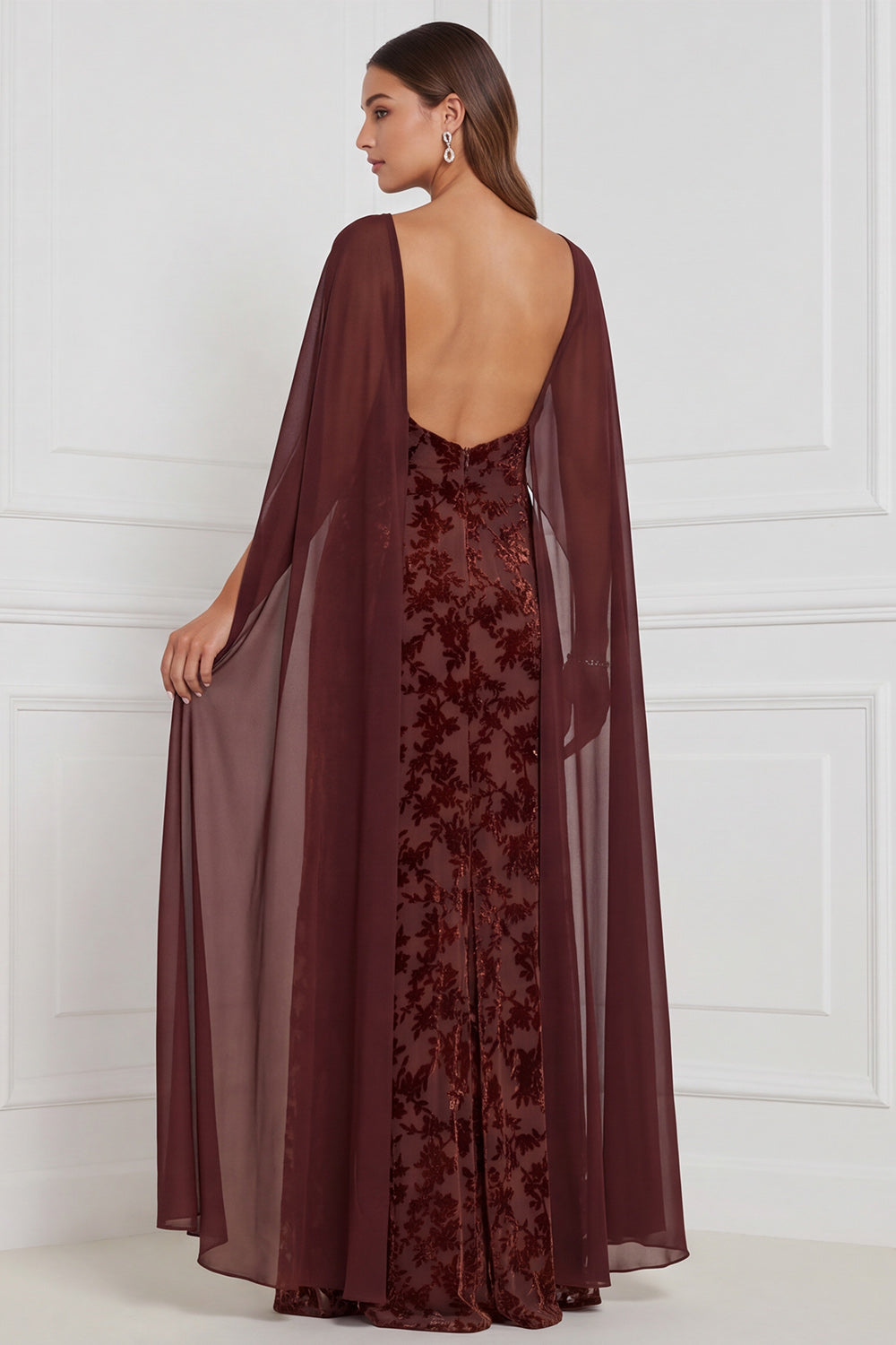 Robe de demoiselle d'honneur longue noire en velours dévoré, fourreau, col en V, avec cape