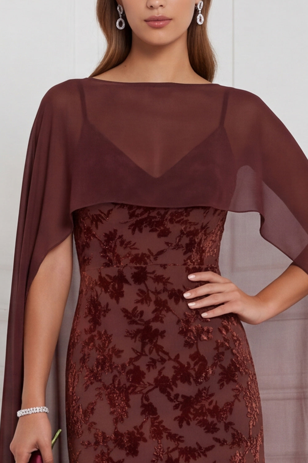 Robe de demoiselle d'honneur longue noire en velours dévoré, fourreau, col en V, avec cape