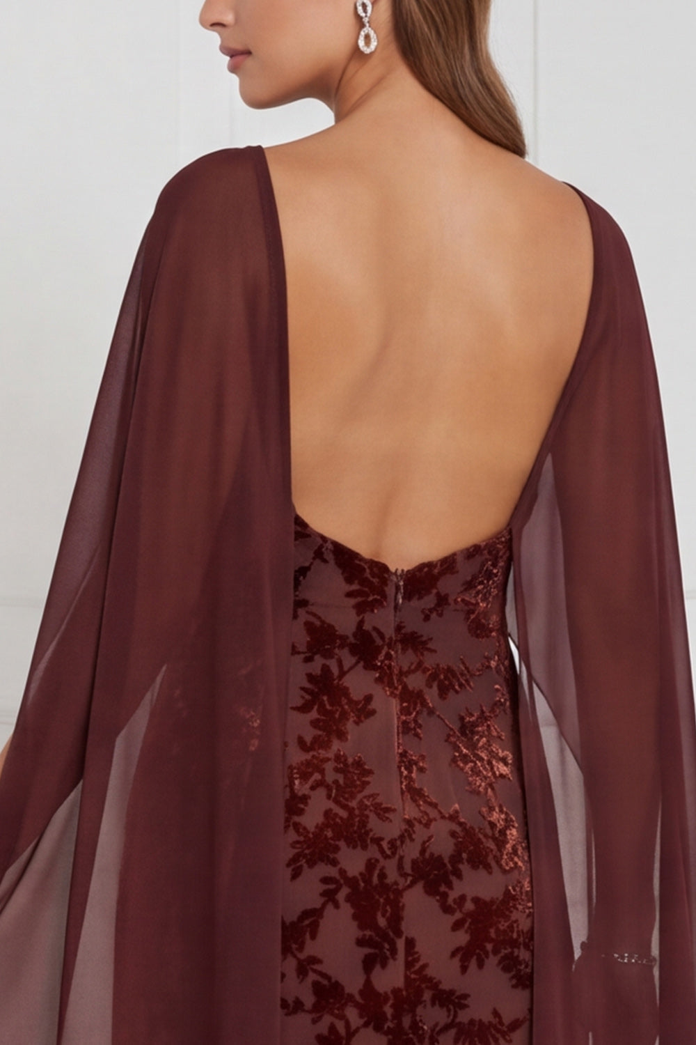 Robe de demoiselle d'honneur longue noire en velours dévoré, fourreau, col en V, avec cape
