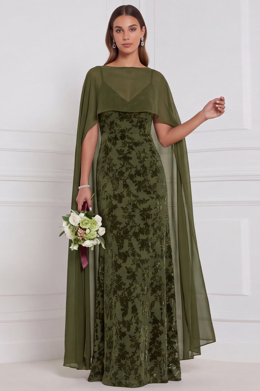 Robe de demoiselle d'honneur longue noire en velours dévoré, fourreau, col en V, avec cape