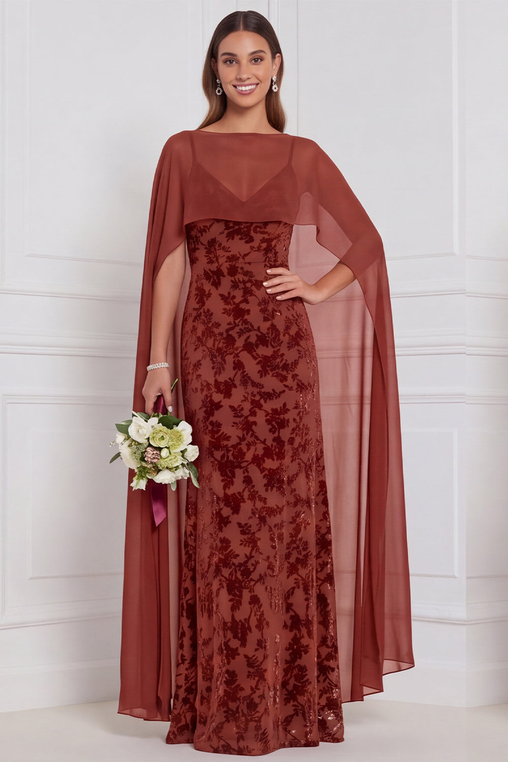 Robe de demoiselle d'honneur longue noire en velours dévoré, fourreau, col en V, avec cape