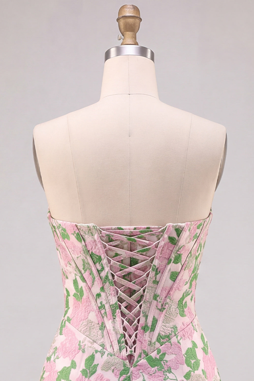 Vestido de fiesta corto ajustado con corpiño de jacquard sin tirantes rosa floral
