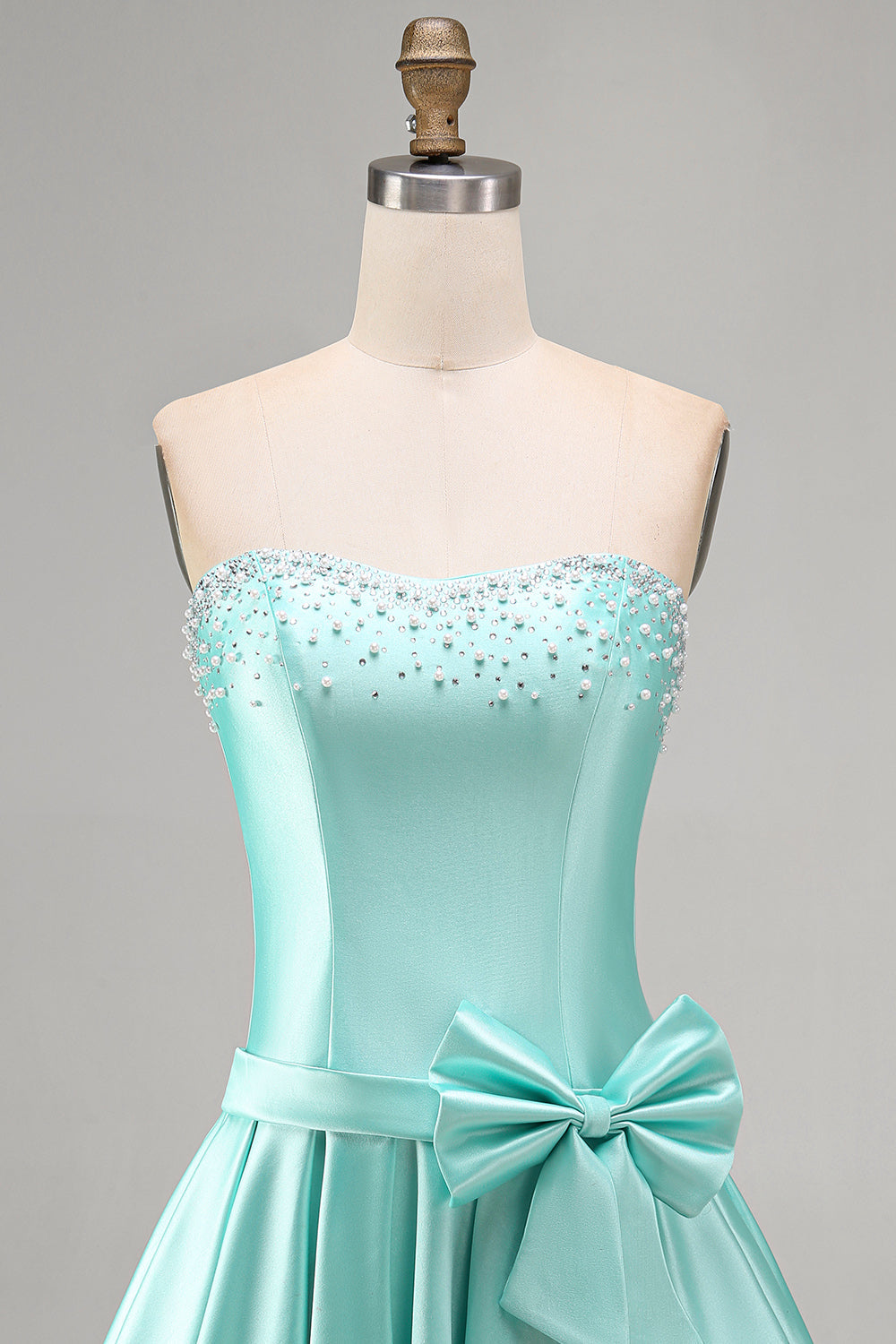 Vestido de regreso a casa de satén menta con cuentas, corte A, sin tirantes y lazo con perlas