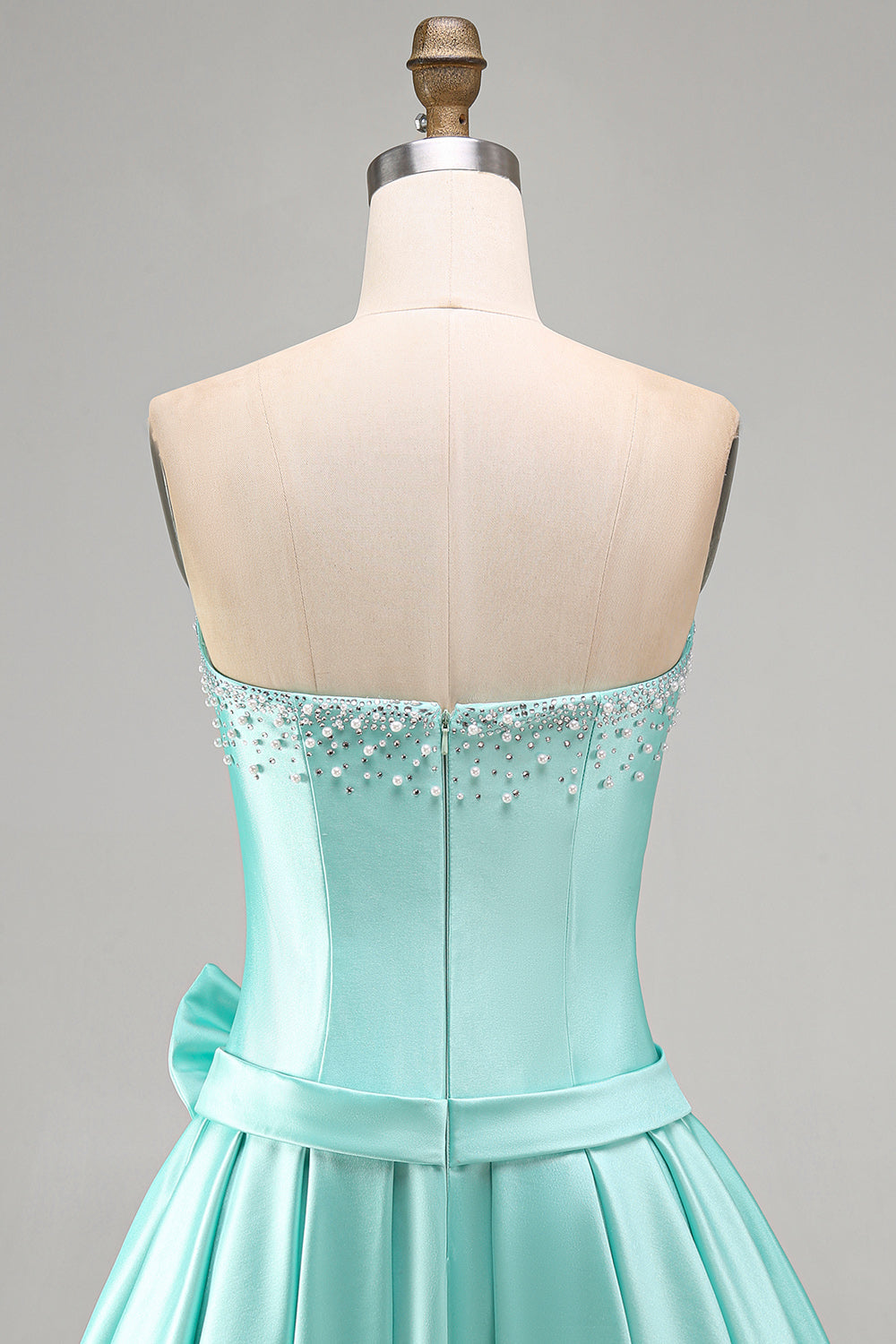 Vestido de regreso a casa de satén menta con cuentas, corte A, sin tirantes y lazo con perlas