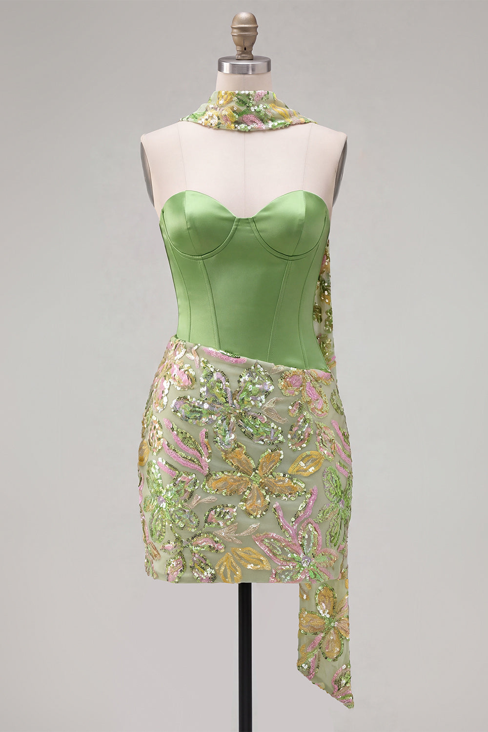Robe de soirée moulante verte avec corset, sequins, décolleté cœur et foulard