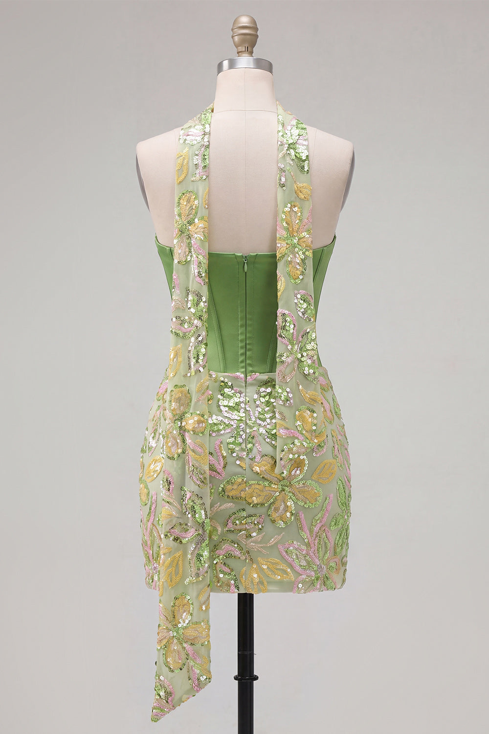 Robe de soirée moulante verte avec corset, sequins, décolleté cœur et foulard