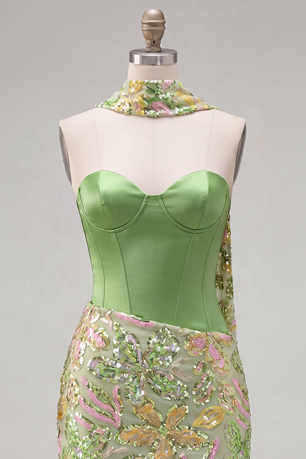 Robe de soirée moulante verte avec corset, sequins, décolleté cœur et foulard