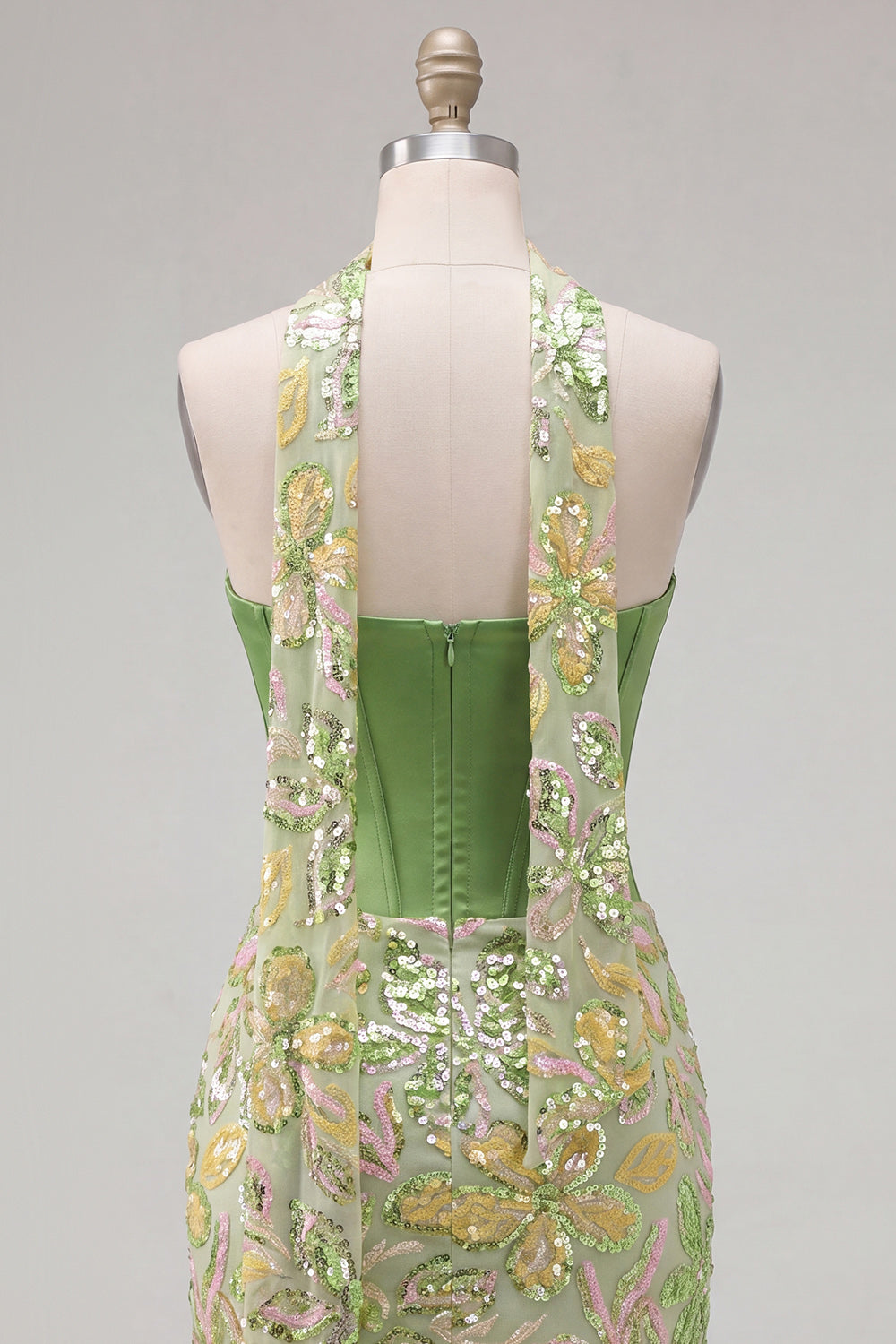 Robe de soirée moulante verte avec corset, sequins, décolleté cœur et foulard