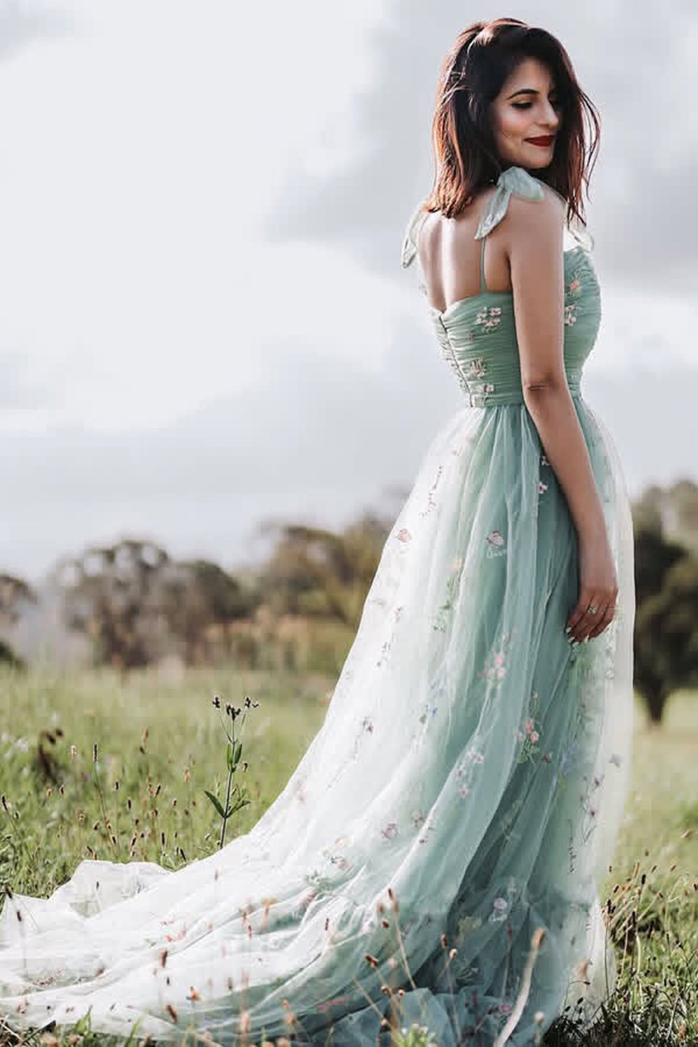 Robe de bal longue en tulle vert avec bretelles spaghetti, coupe trapèze et ruché brodé