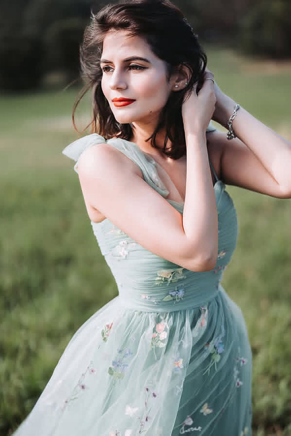 Robe de bal longue en tulle vert avec bretelles spaghetti, coupe trapèze et ruché brodé