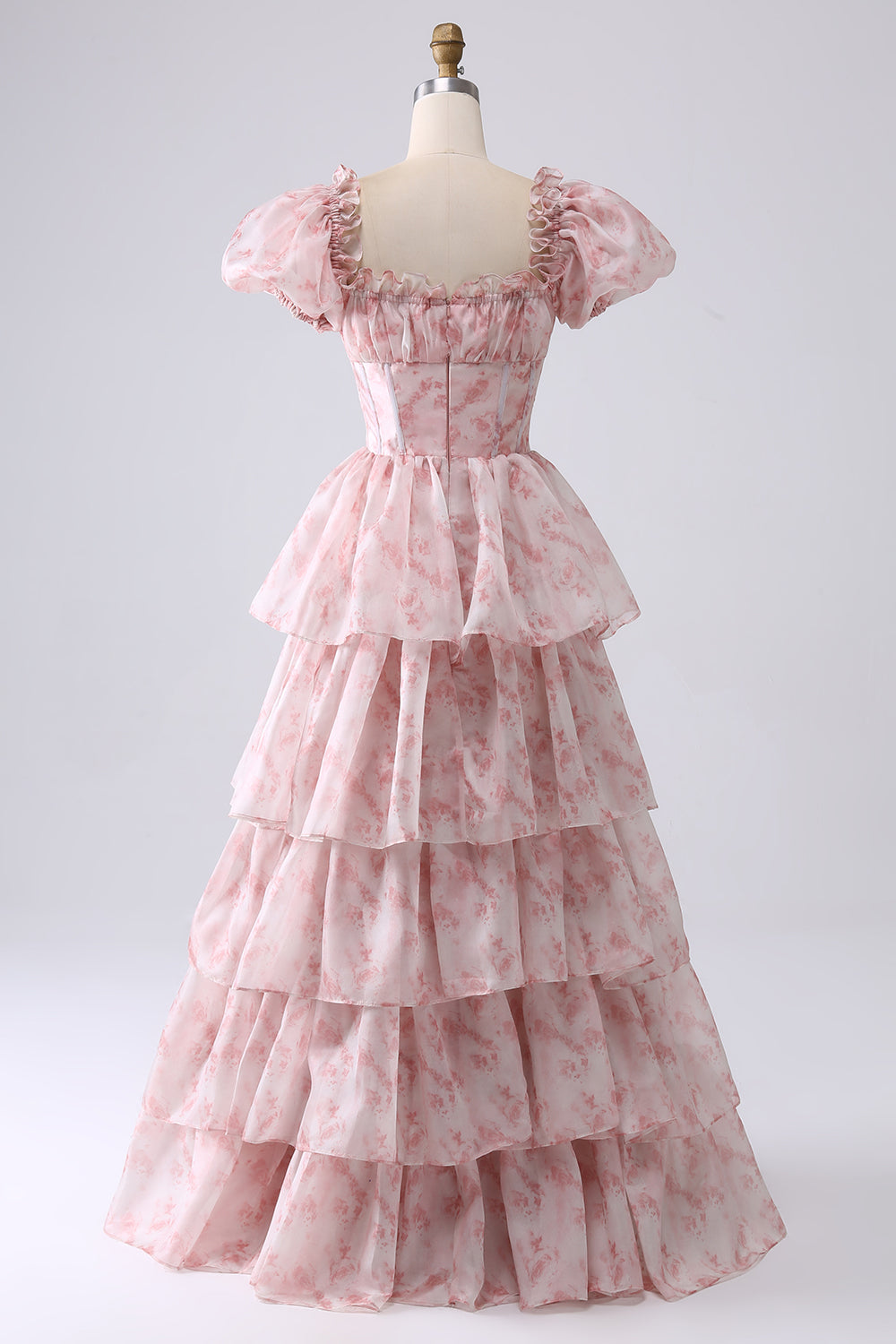 Robe longue de bal de promo évasée bleu clair à volants avec un col carré, des niveaux et un motif floral