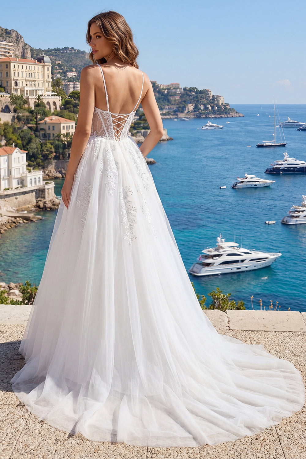 Robe de mariée bustier blanche à fines bretelles, coupe trapèze, en tulle orné d'appliques