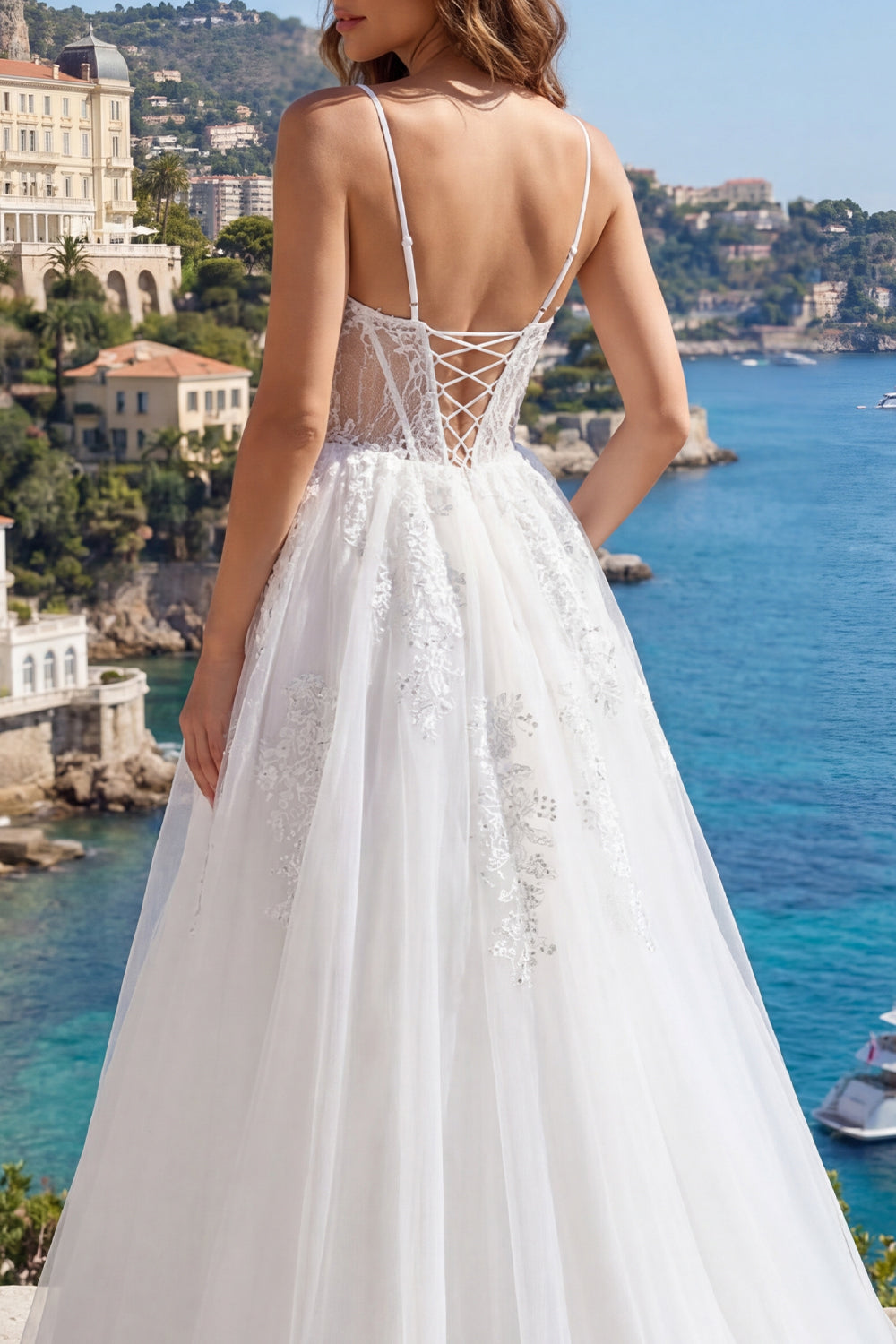 Robe de mariée bustier blanche à fines bretelles, coupe trapèze, en tulle orné d'appliques