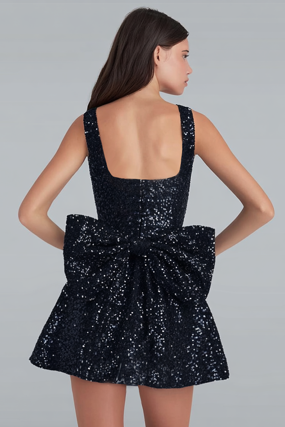 Robe courte de bal de promo en forme de trapèze à encolure carrée en ivoire pailleté et sequins, avec grand nœud au dos