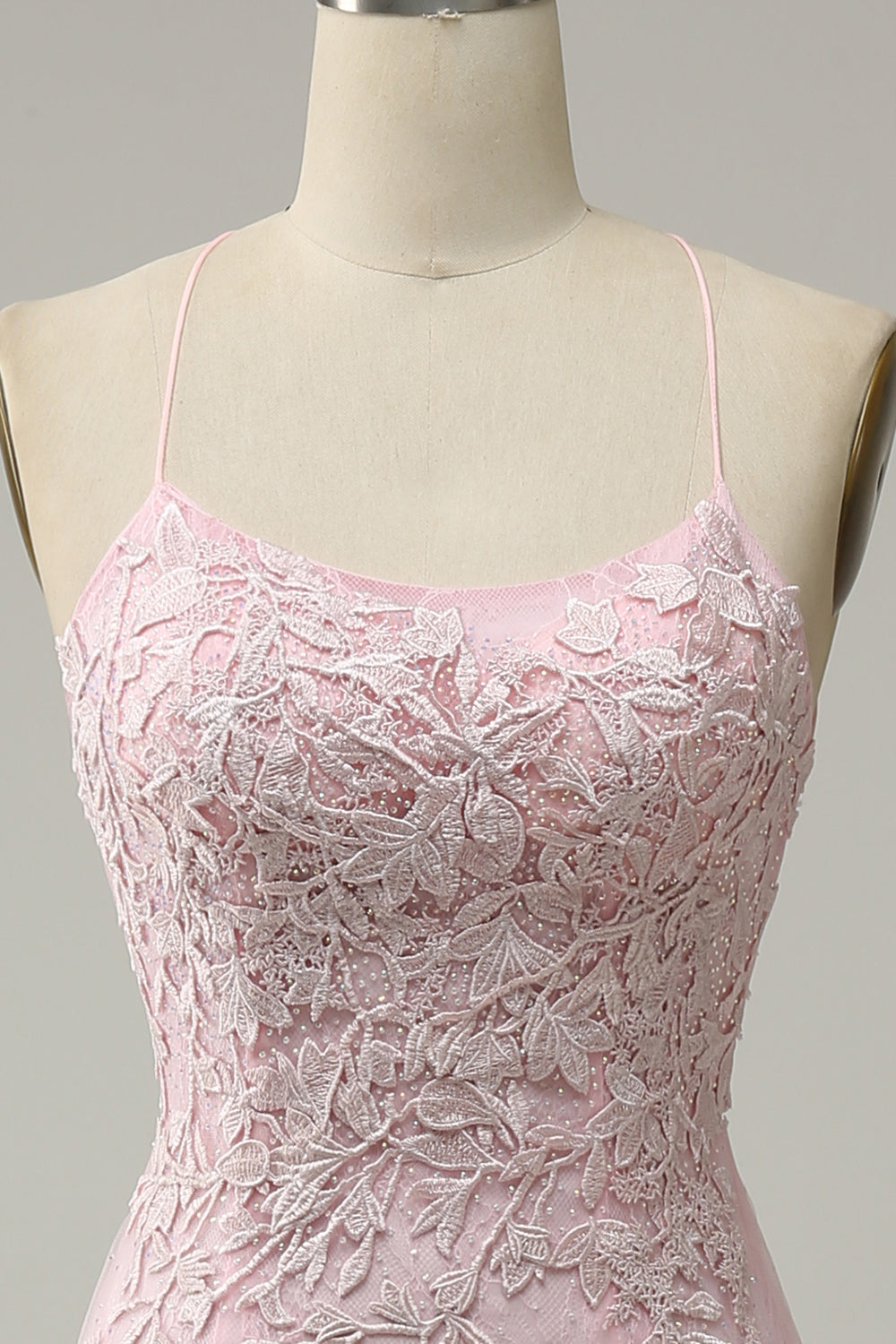 Robe de soirée sirène longue rose clair à bretelles spaghetti et appliques