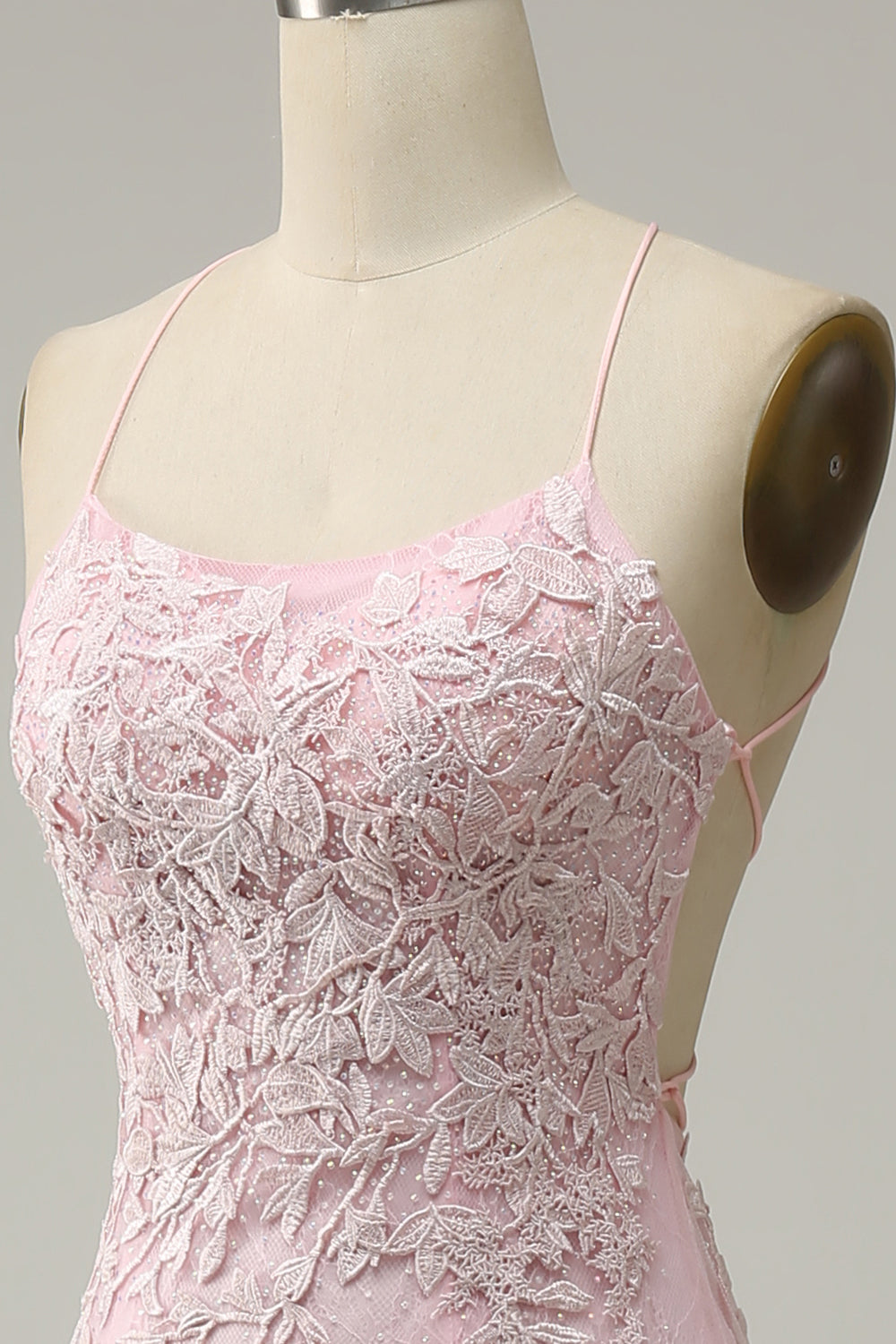 Robe de soirée sirène longue rose clair à bretelles spaghetti et appliques