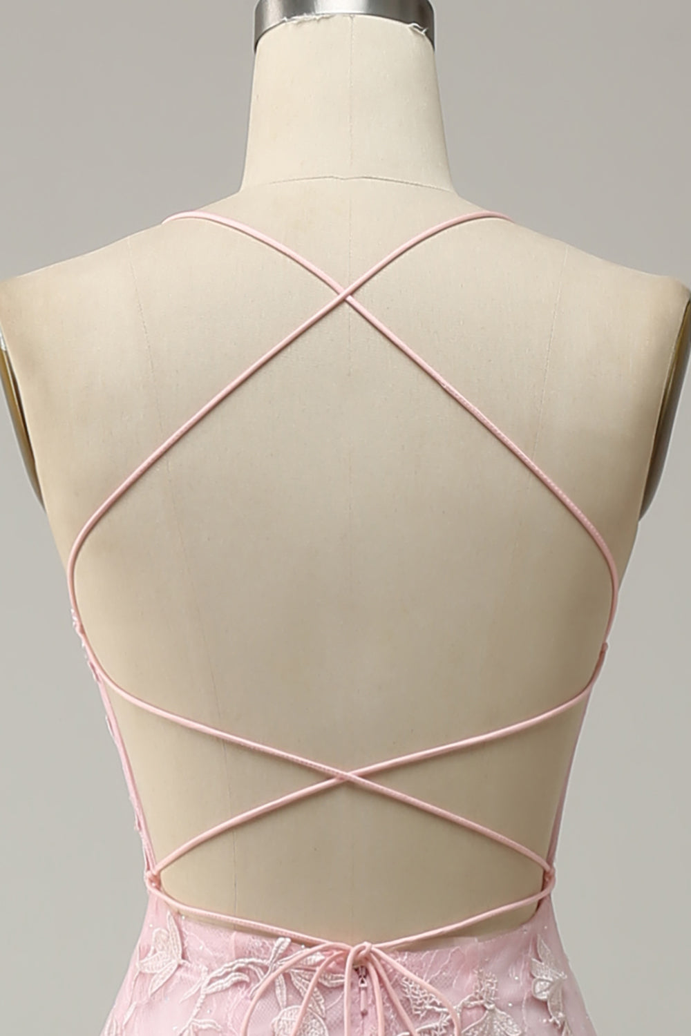 Robe de soirée sirène longue rose clair à bretelles spaghetti et appliques
