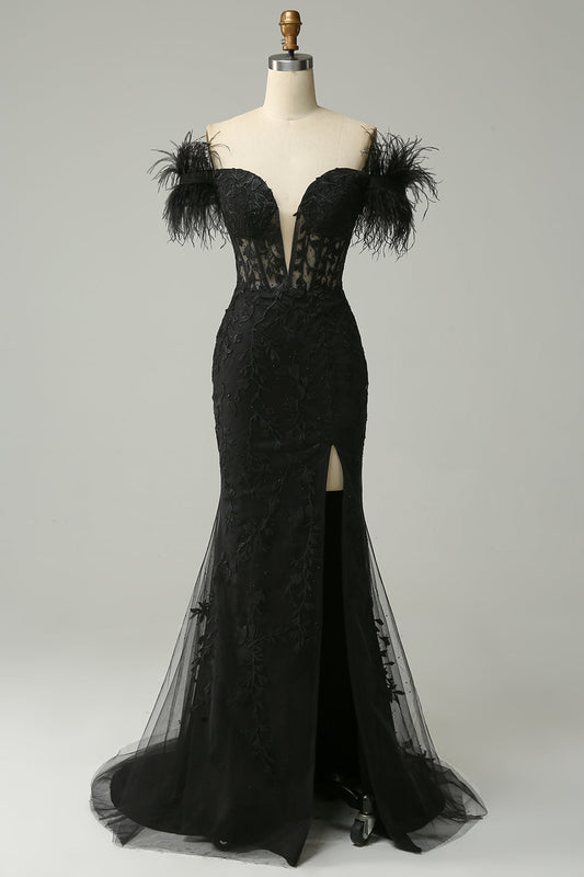Vestido de fiesta negro estilo sirena con hombros descubiertos y plumas