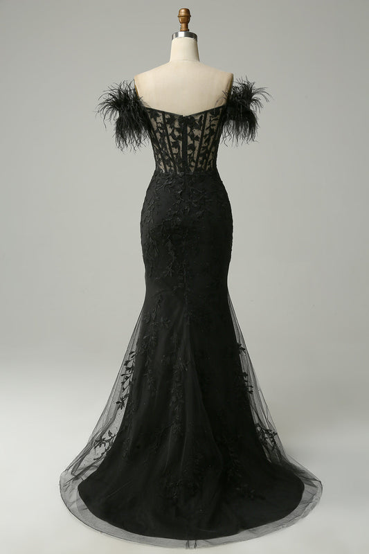 Vestido de fiesta negro estilo sirena con hombros descubiertos y plumas