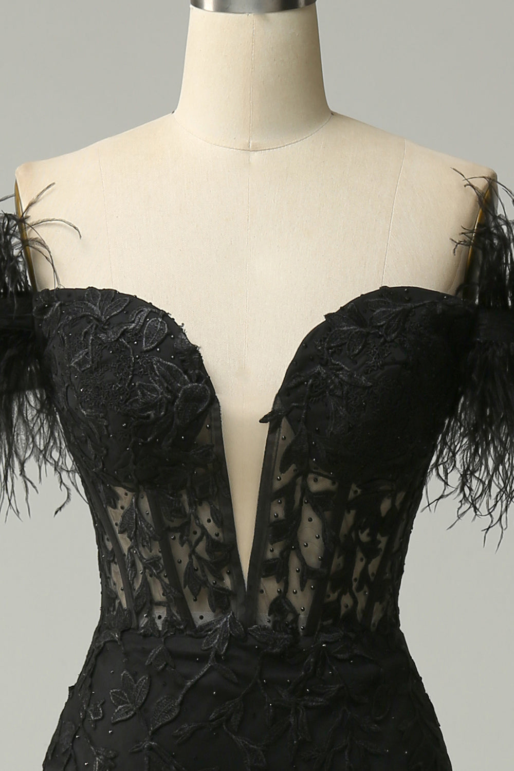 Robe de bal sirène noire à épaules dénudées avec plumes
