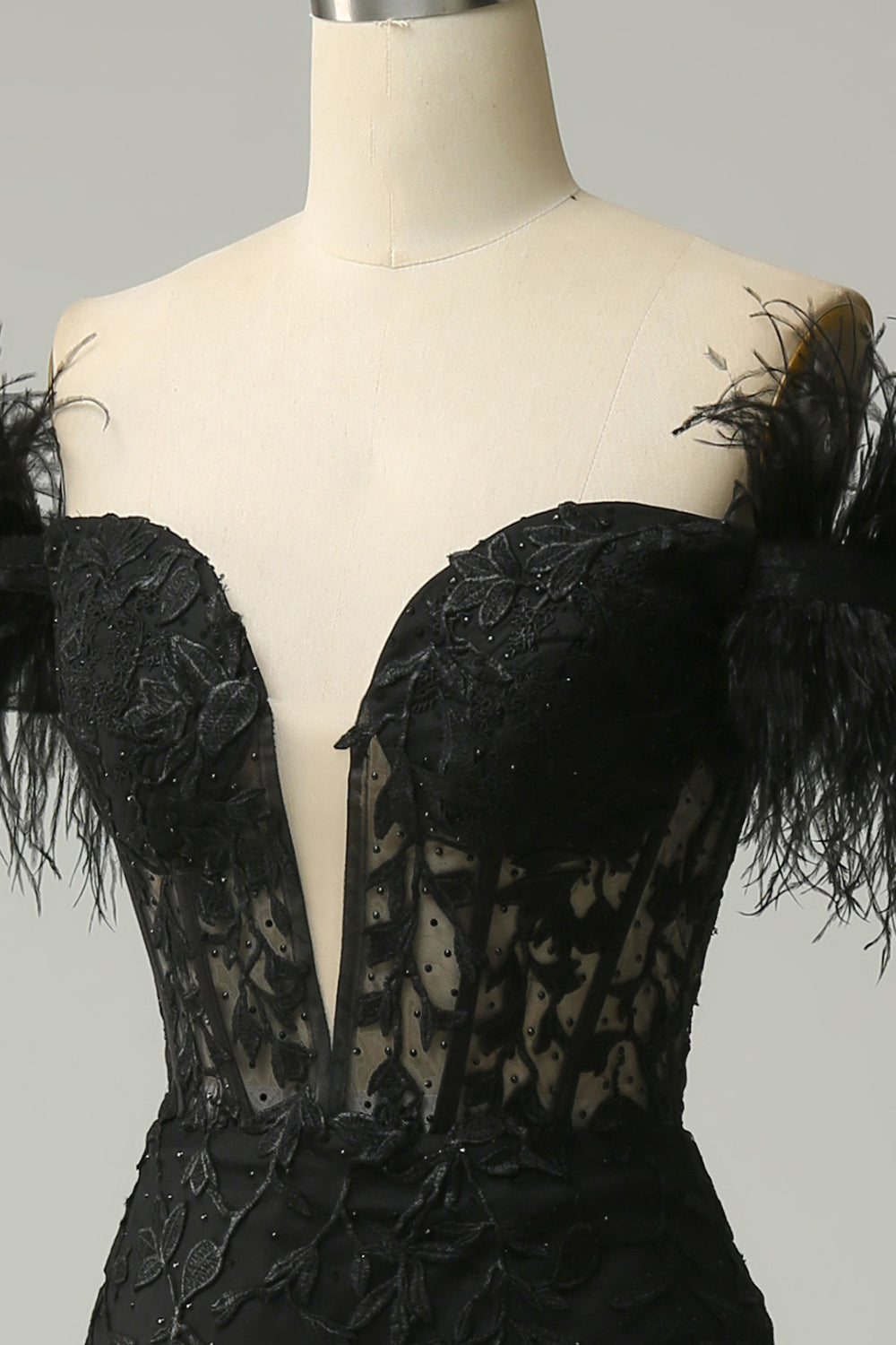 Robe de bal sirène noire à épaules dénudées avec plumes