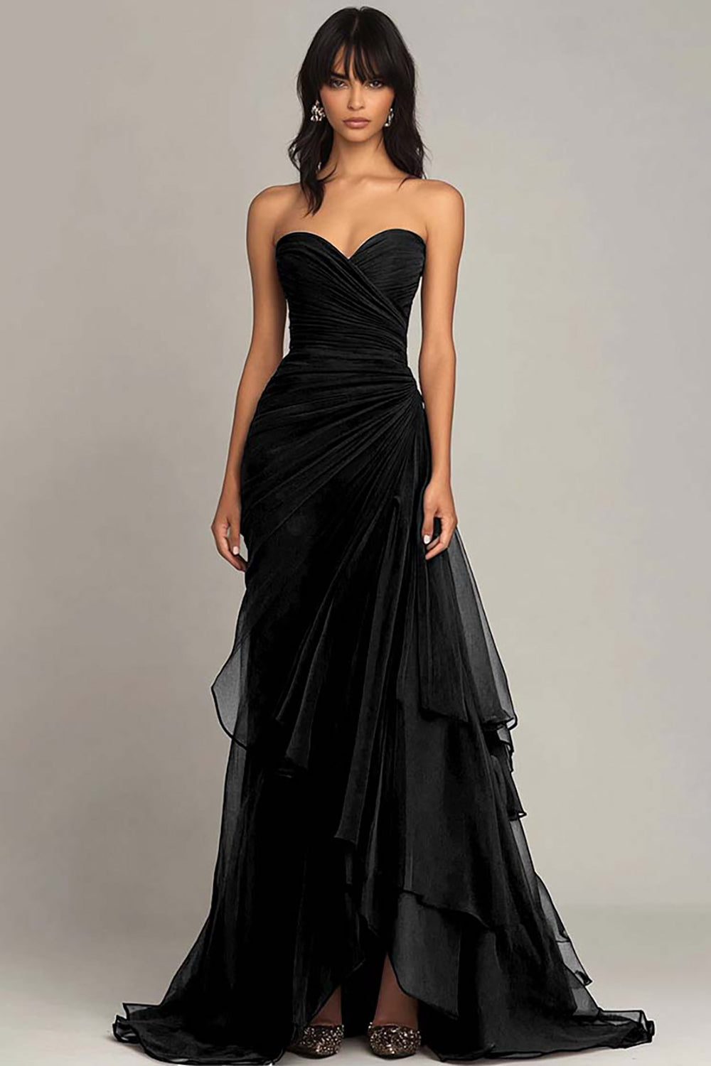 Robe de soirée marron foncé avec décolleté cœur, fronces et volants