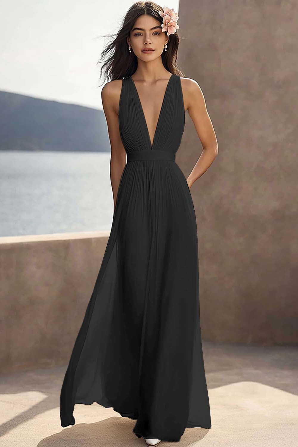 Vestido de compromiso largo de chifón con escote en V pronunciado y frunces color marfil