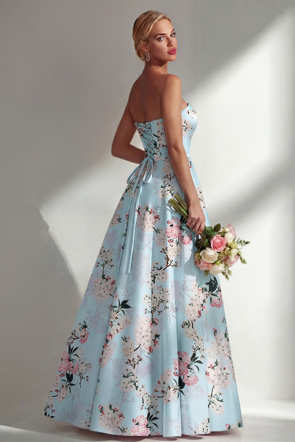 Robe longue de demoiselle d'honneur imprimée ligne A bustier bleu floral