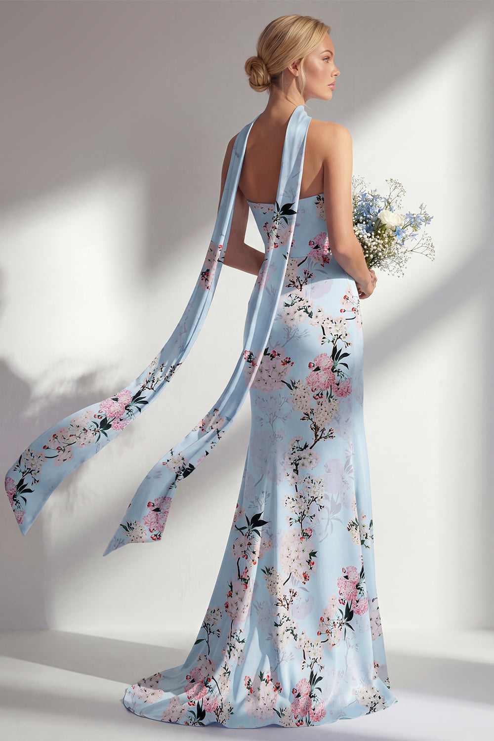 Vestido largo de dama de honor de sirena rosa sin tirantes con estampado floral y abertura