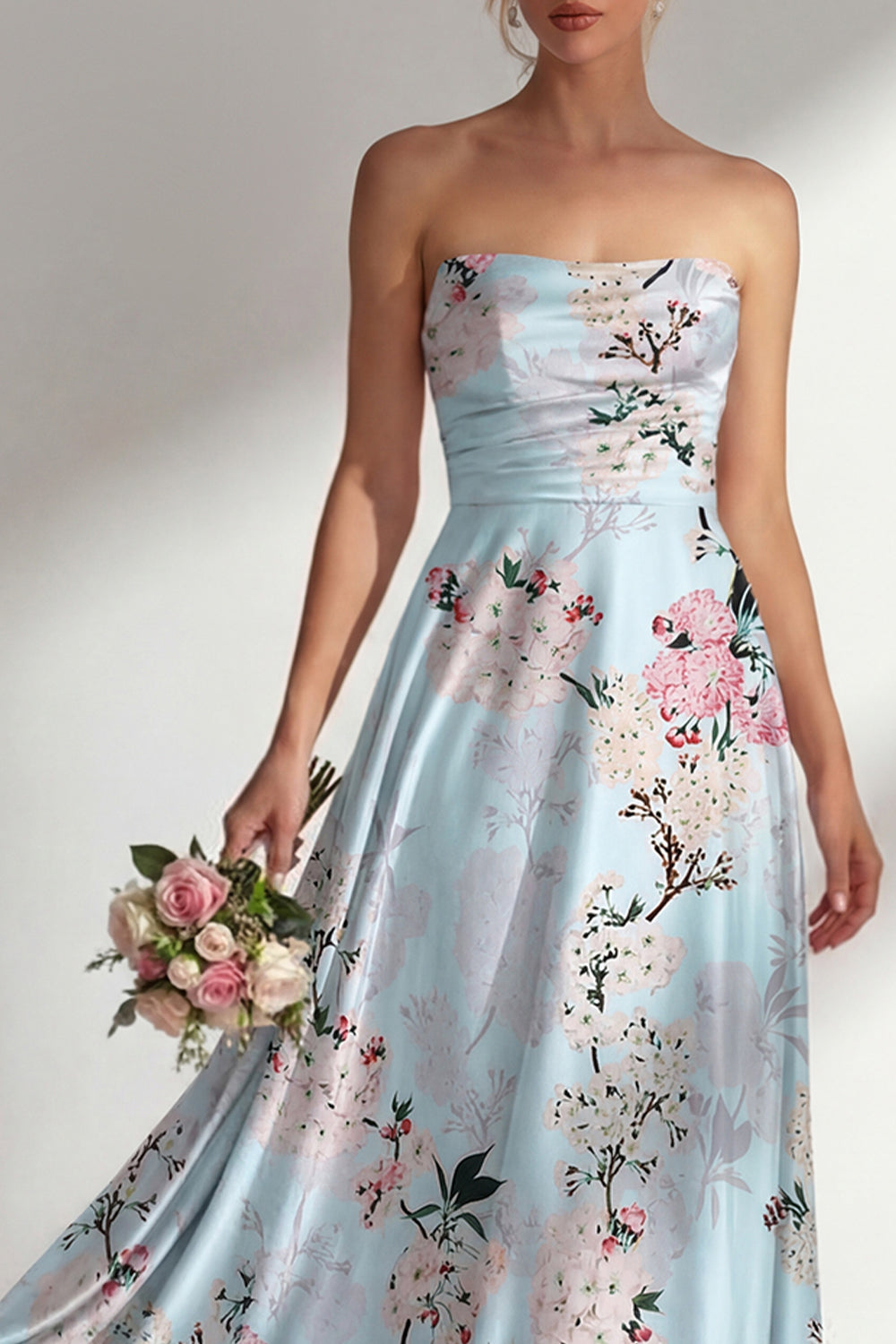 Robe longue de demoiselle d'honneur imprimée ligne A bustier bleu floral