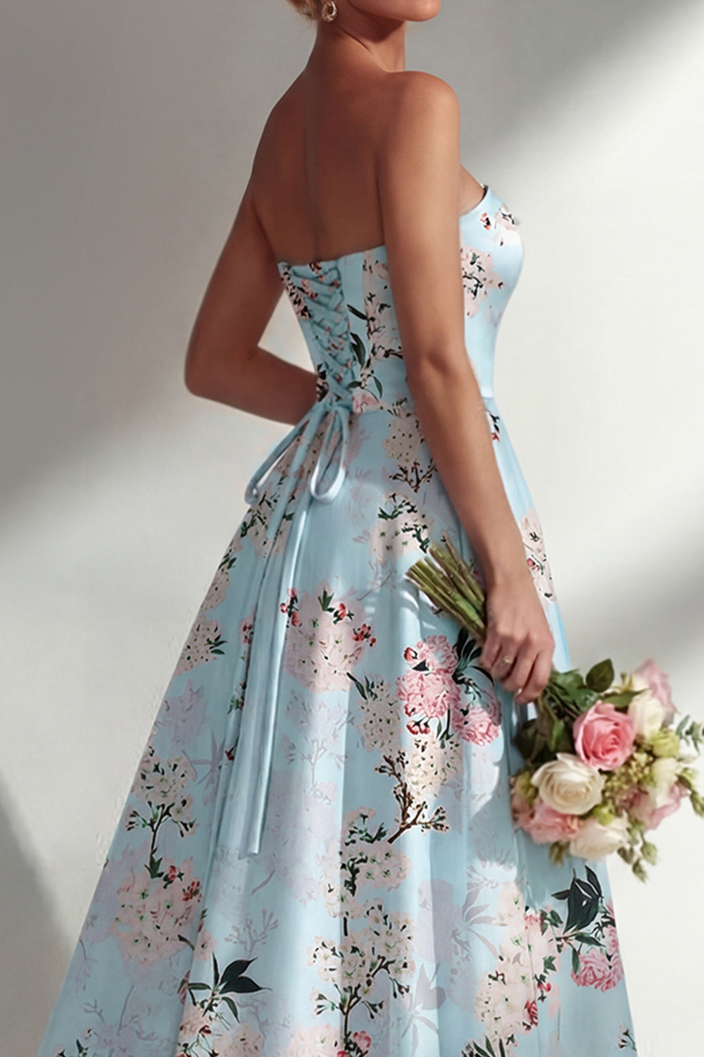 Robe longue de demoiselle d'honneur imprimée ligne A bustier bleu floral