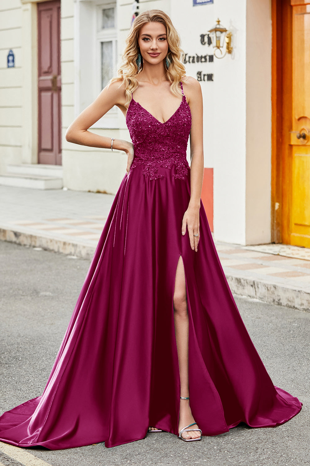 Robe de soirée longue trapèze vert paon tendance avec bretelles fines et appliques