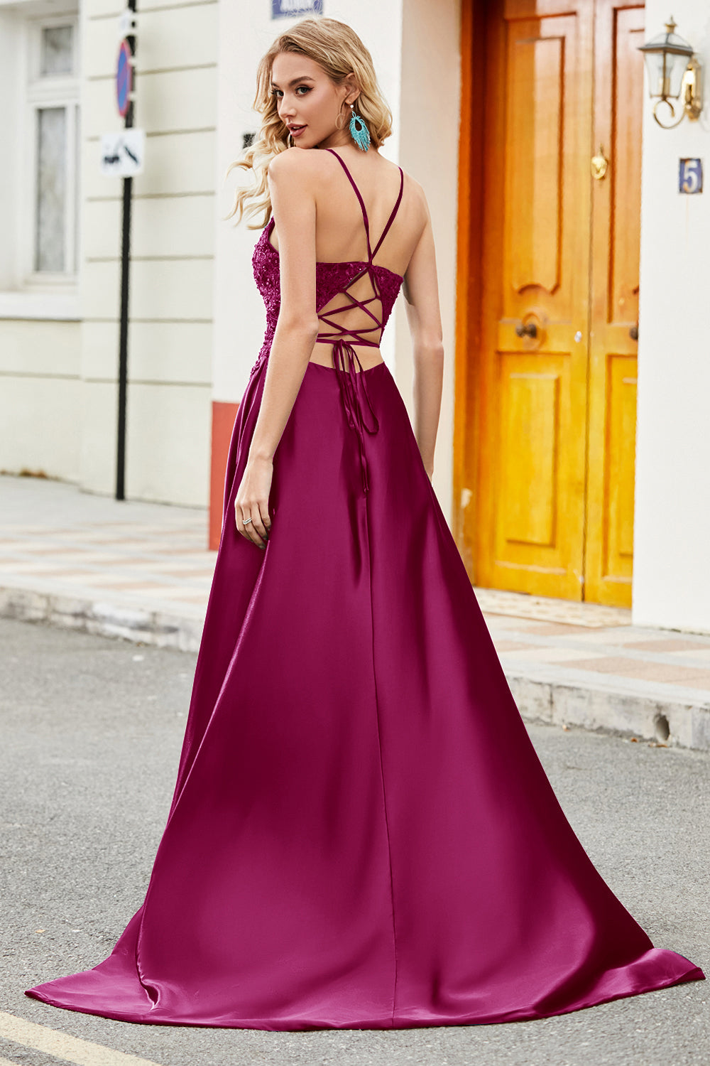 Robe de soirée longue trapèze vert paon tendance avec bretelles fines et appliques