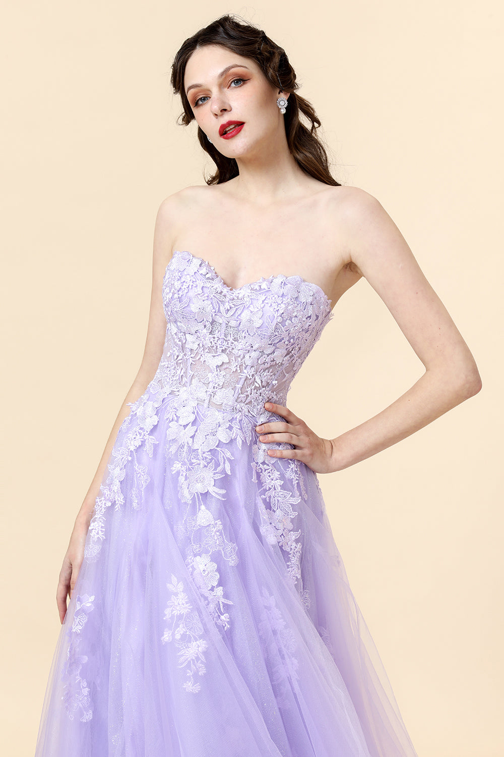 Robe de bal longue violette en ligne A avec applications