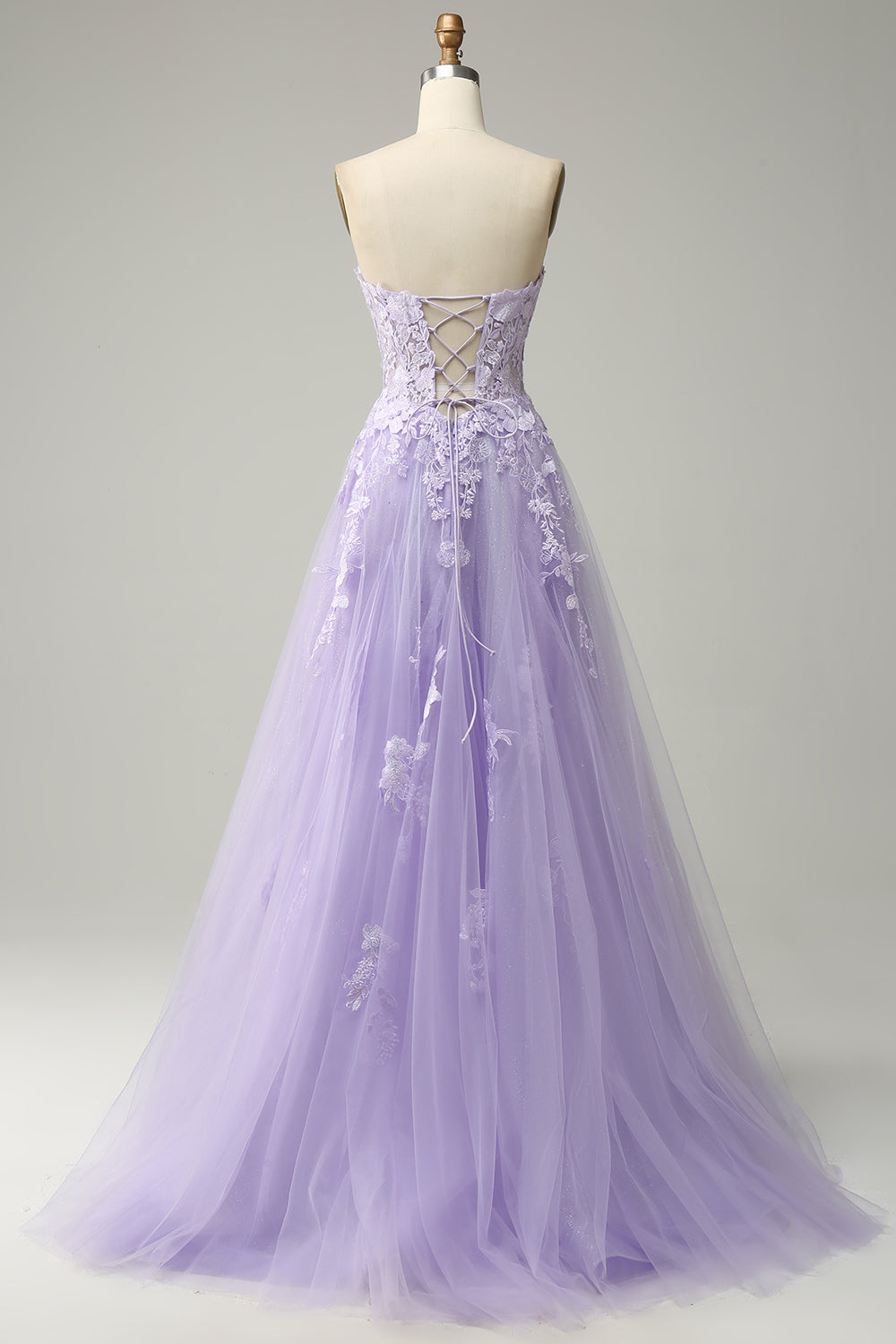 Robe de bal longue mauve coupe trapèze à fines bretelles avec appliqués