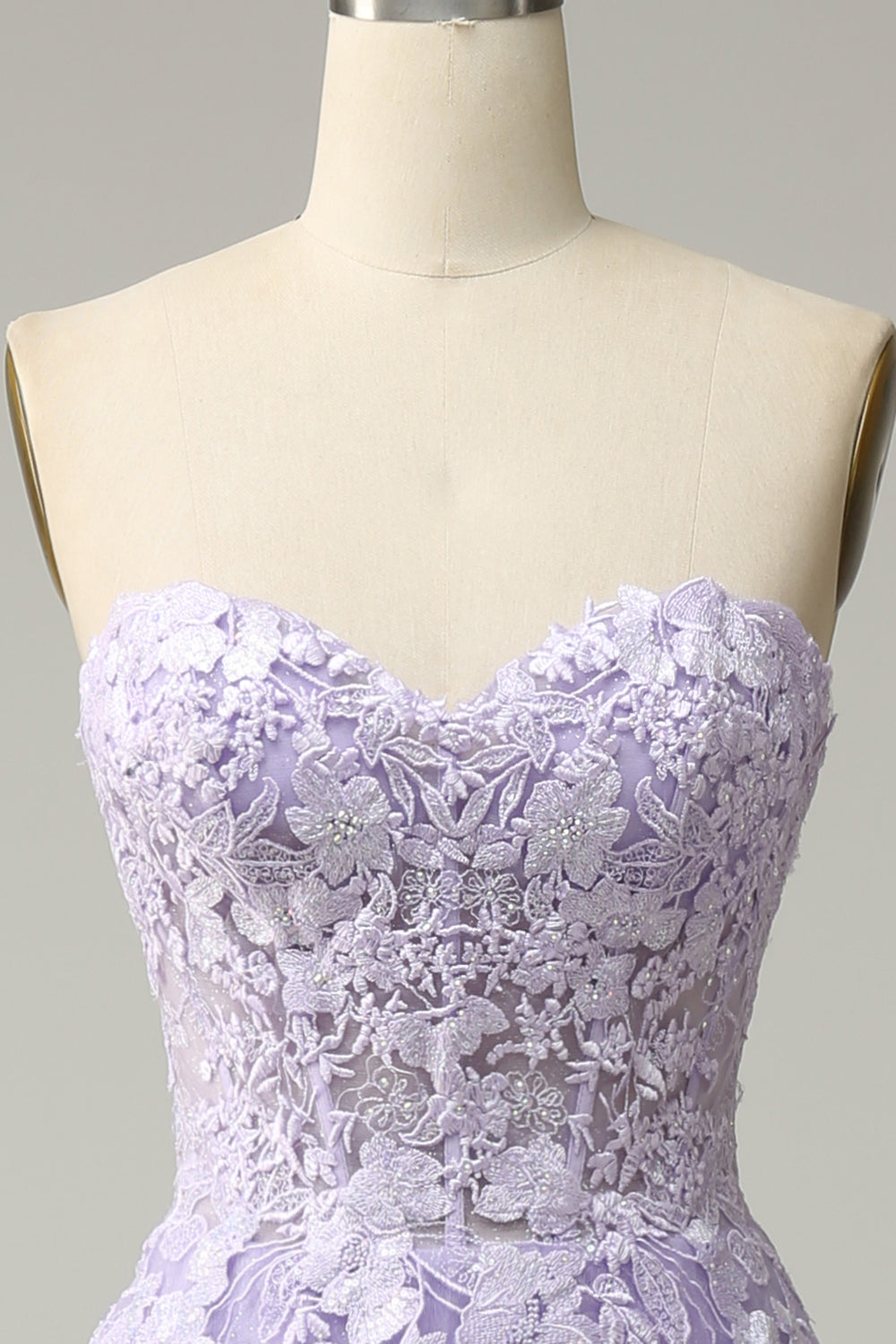 Robe de bal longue mauve coupe trapèze à fines bretelles avec appliqués