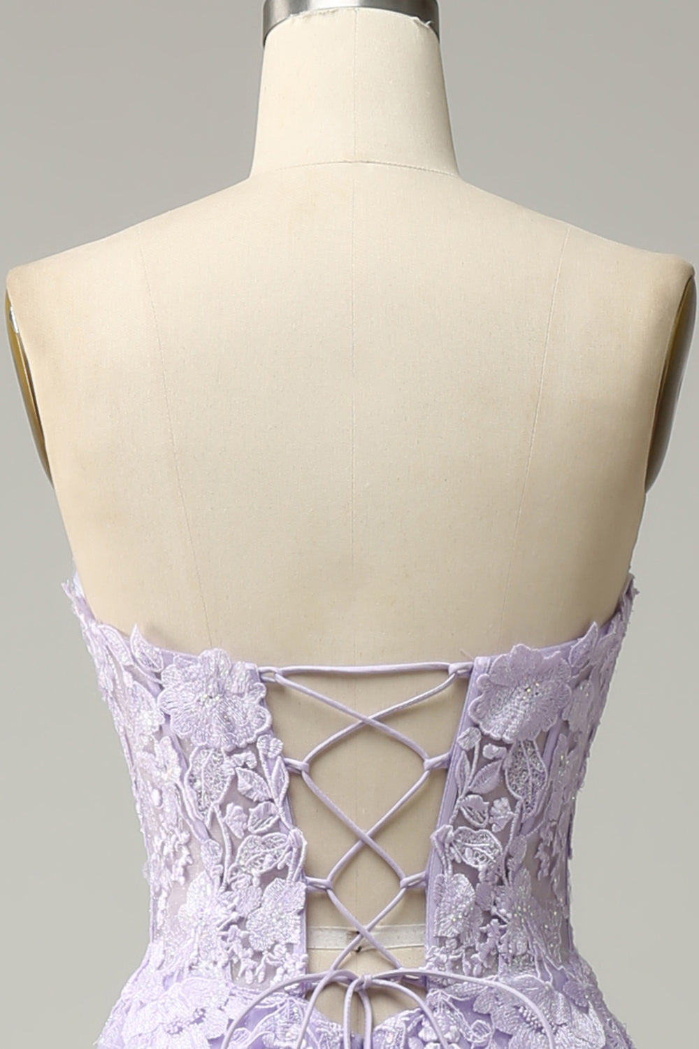 Robe de bal longue mauve coupe trapèze à fines bretelles avec appliqués