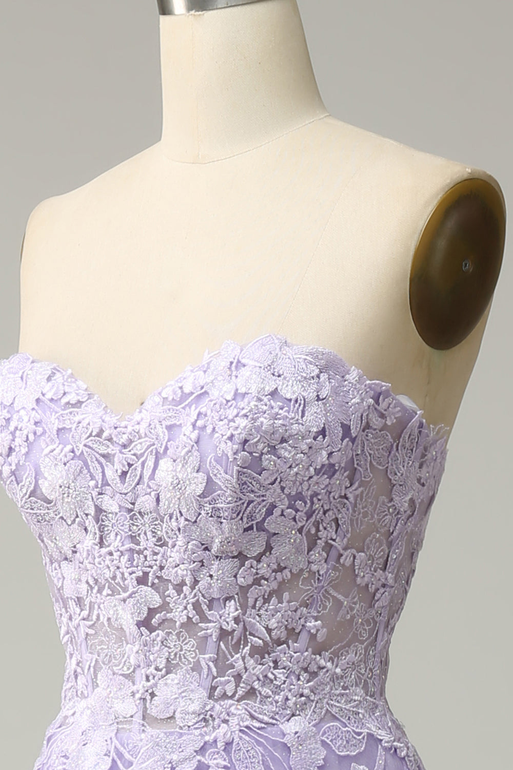 Robe de bal longue mauve coupe trapèze à fines bretelles avec appliqués