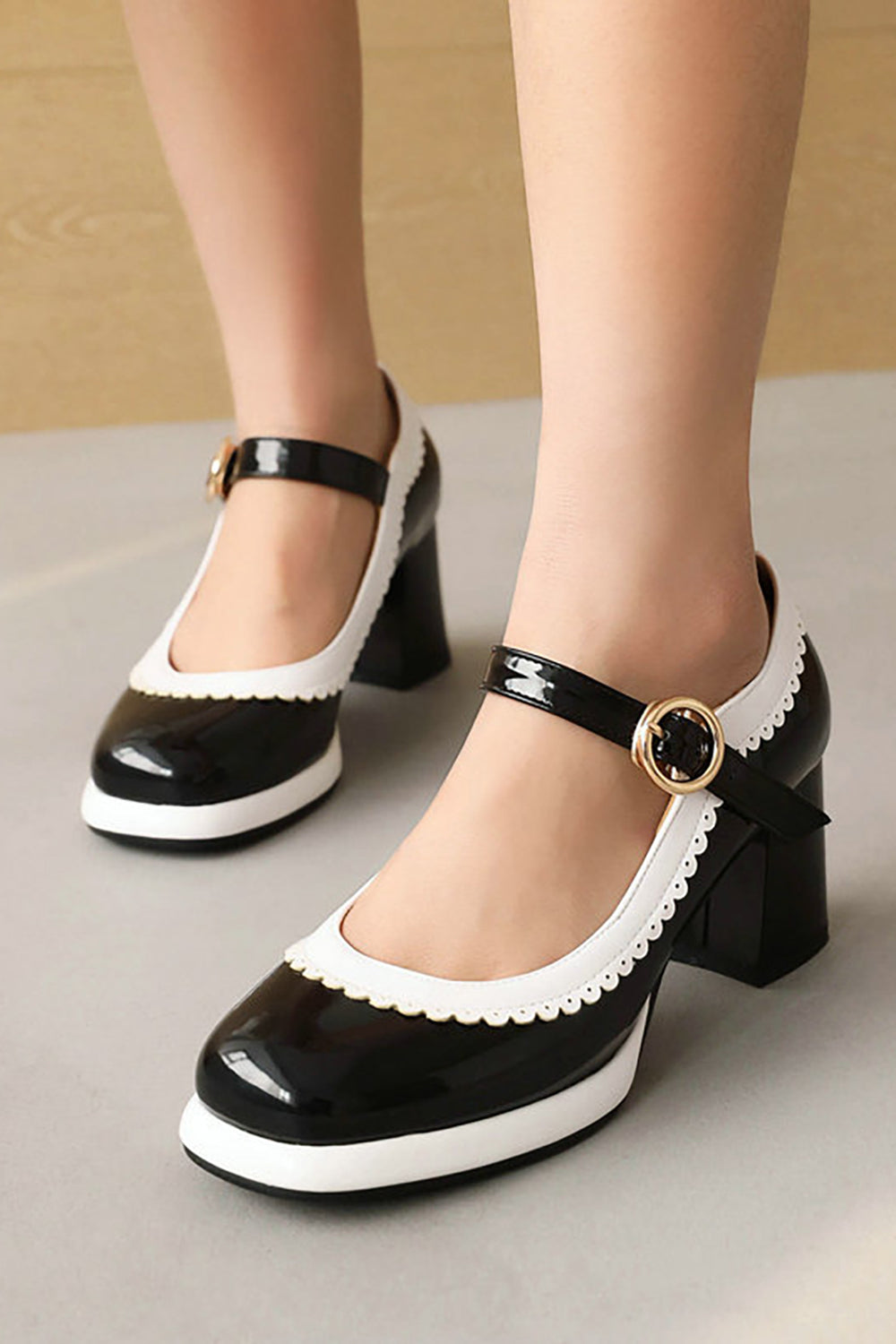 Chaussures noires à bout rond avec bride ajustable